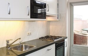 Fridge, stovetop, dishwasher, coffee/tea maker - Cozy home in Egmond aan zee with WiFi (Egmond aan zee)