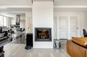 80 厘米平面電視連數碼電視頻道、電視、乒乓球設施