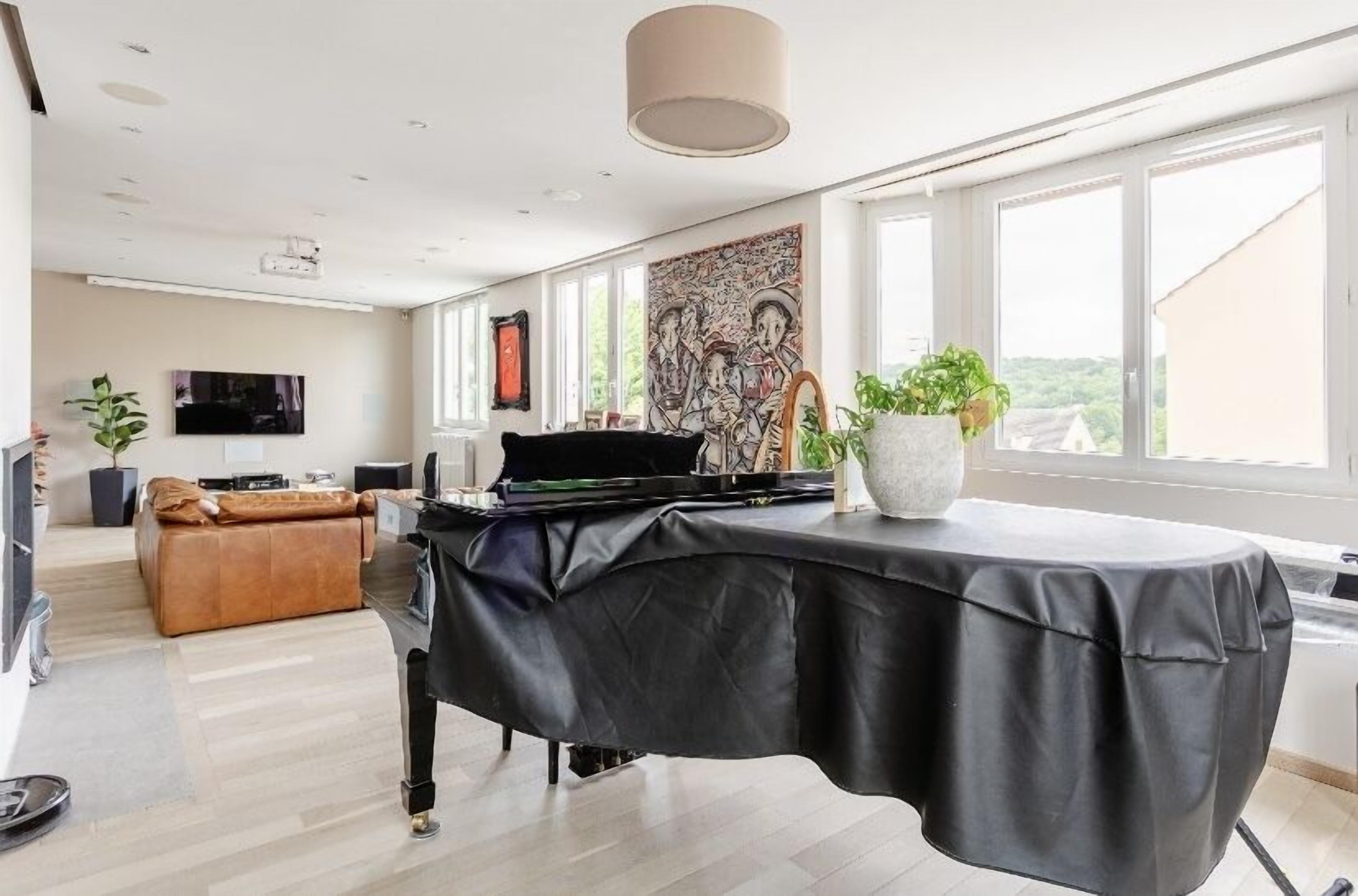 80-cm flat-screen TV with digital channels, TV, table tennis