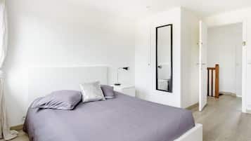 Chambre Double, 1 grand lit | Literie de qualité supérieure, ameublement personnalisé, bureau