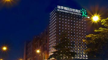 Bagian depan properti - sore/malam