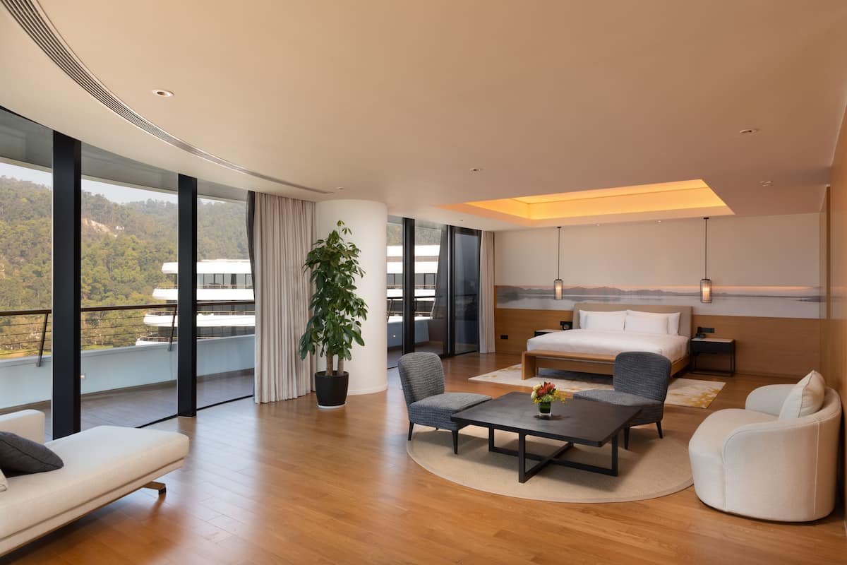 Deluxe suite | Een minibar, een kluis op de kamer, individueel gedecoreerd, een bureau