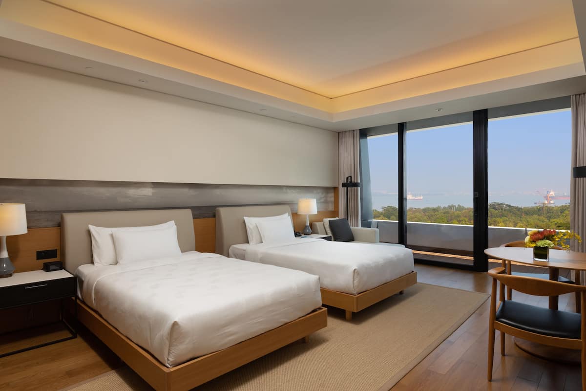 Kamar Double atau Twin Eksekutif | Minibar, brankas, meja kerja, dan ruang kerja ramah laptop