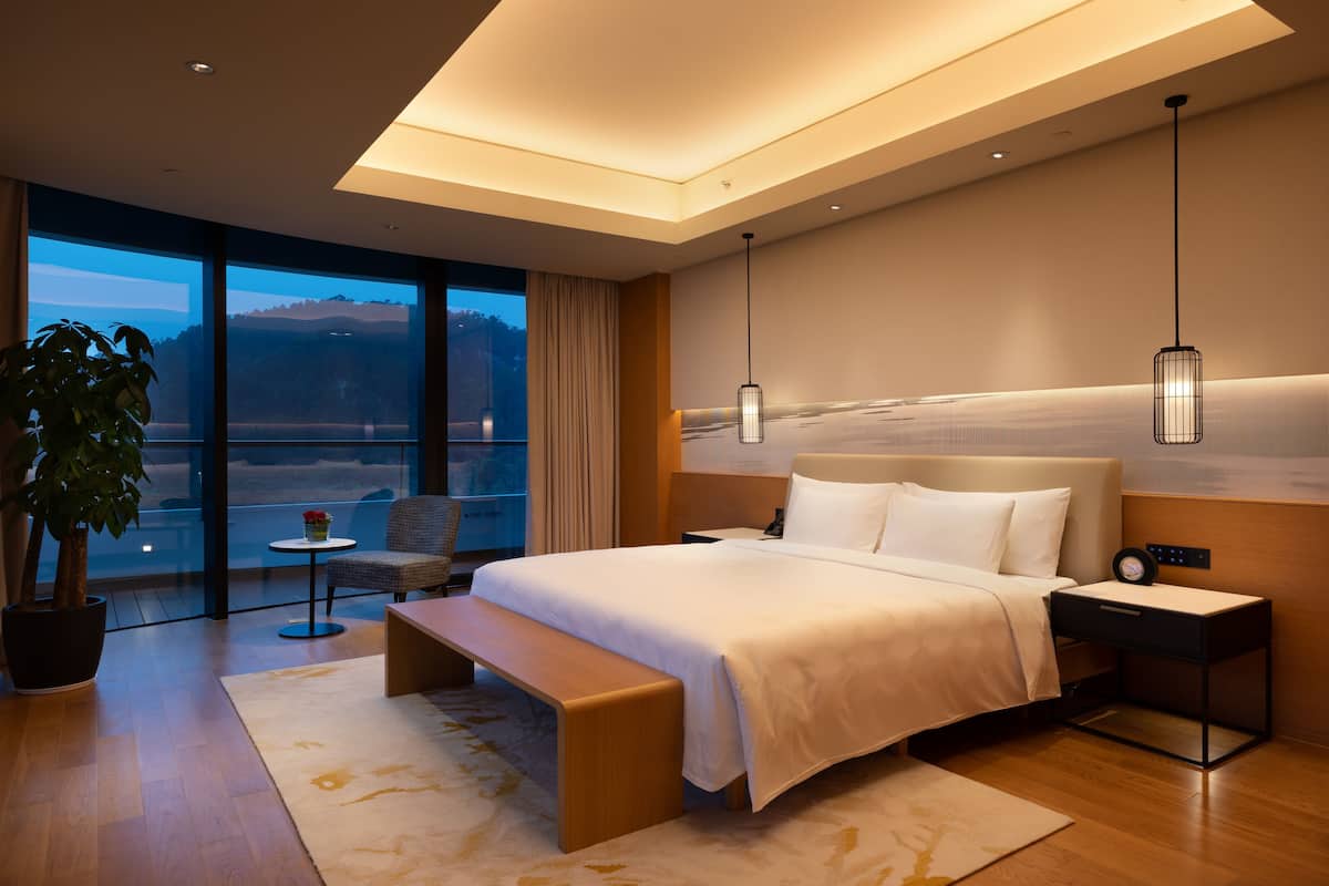 Superior suite | Een minibar, een kluis op de kamer, individueel gedecoreerd, een bureau