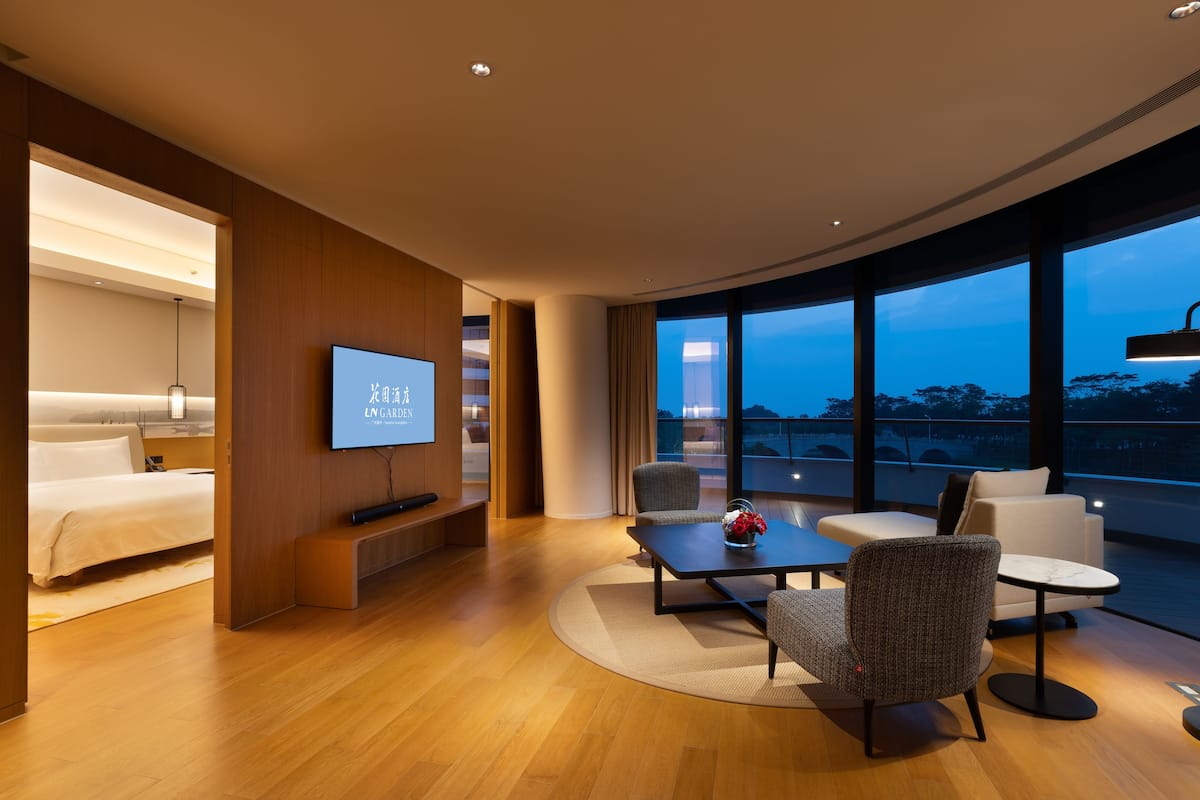 Deluxe suite | Een minibar, een kluis op de kamer, individueel gedecoreerd, een bureau