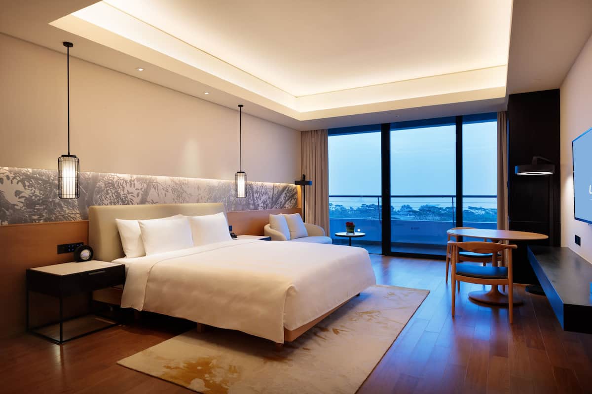 Kamar Double atau Twin Deluks | Minibar, brankas, meja kerja, dan ruang kerja ramah laptop