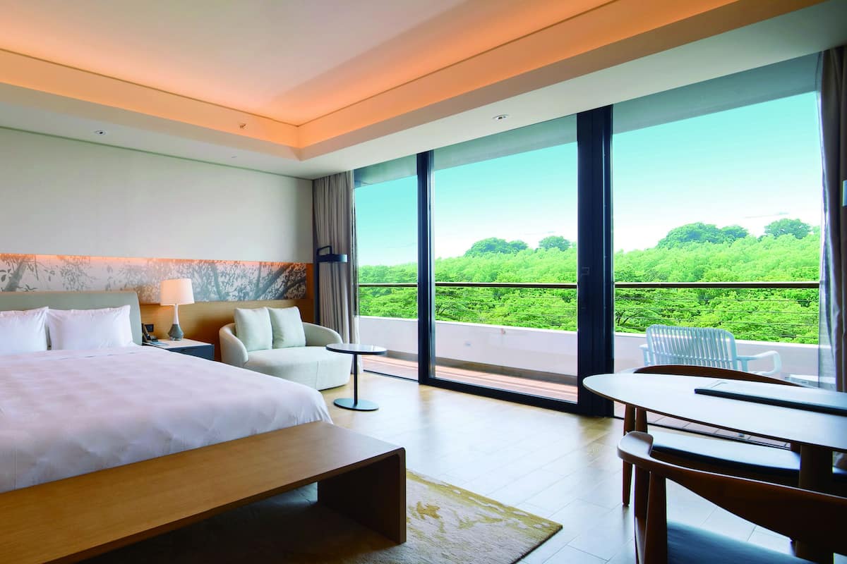 Kamar Double atau Twin Superior | Minibar, brankas, meja kerja, dan ruang kerja ramah laptop