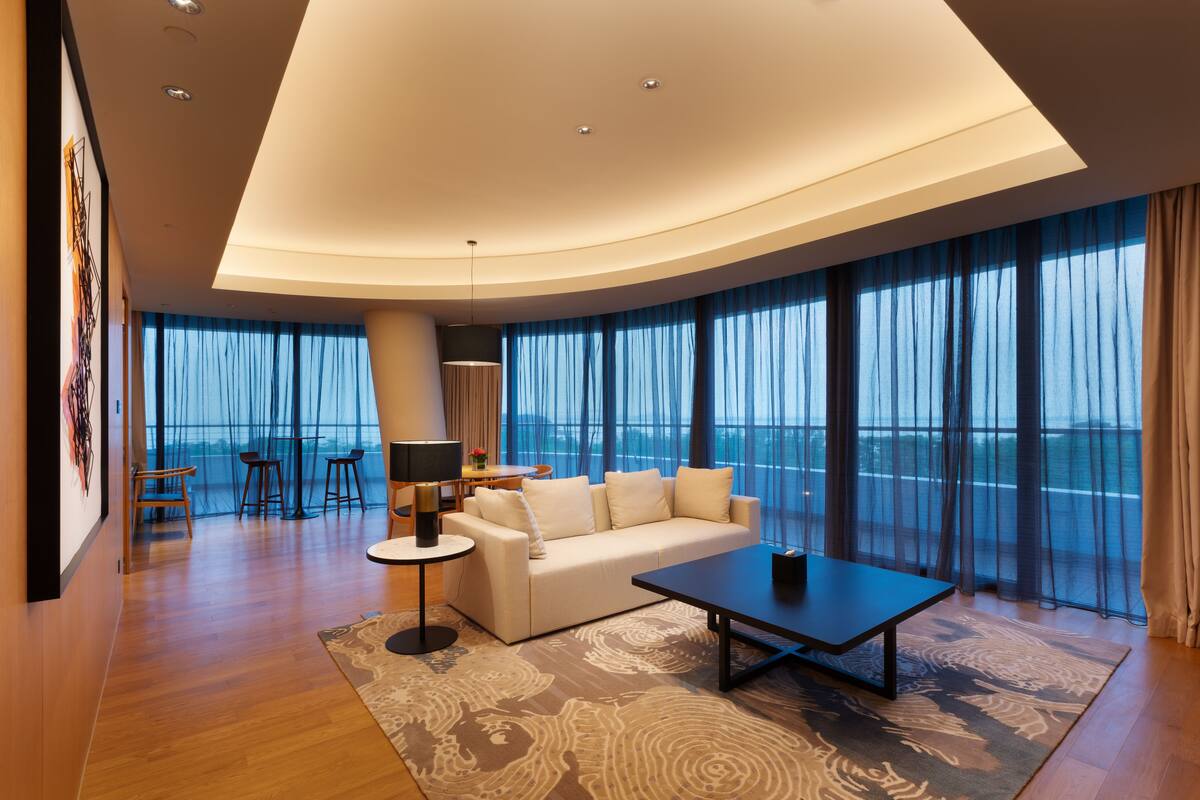 Suite Grand | Minibar, brankas, meja kerja, dan ruang kerja ramah laptop