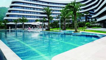 2 Innenpools, Außenpool, Sonnenschirme, Liegestühle