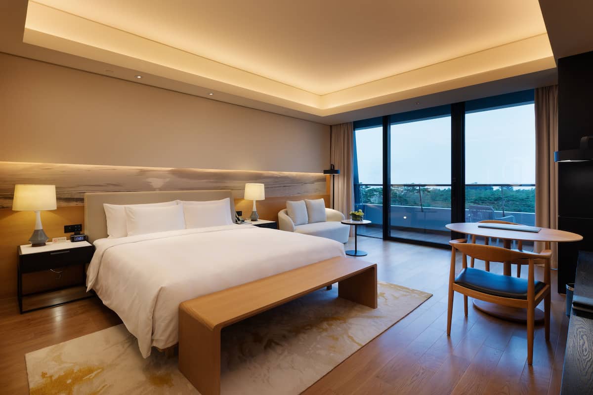 Kamar Double atau Twin Eksekutif | Minibar, brankas, meja kerja, dan ruang kerja ramah laptop
