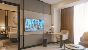 Habitación doble ejecutiva | Área de sala de estar | Televisión LED 