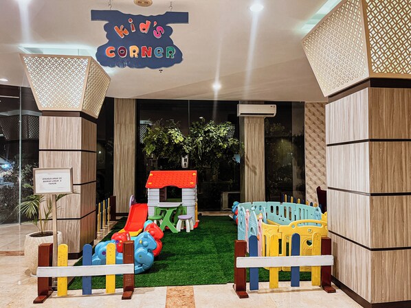 Área de juegos infantiles techada