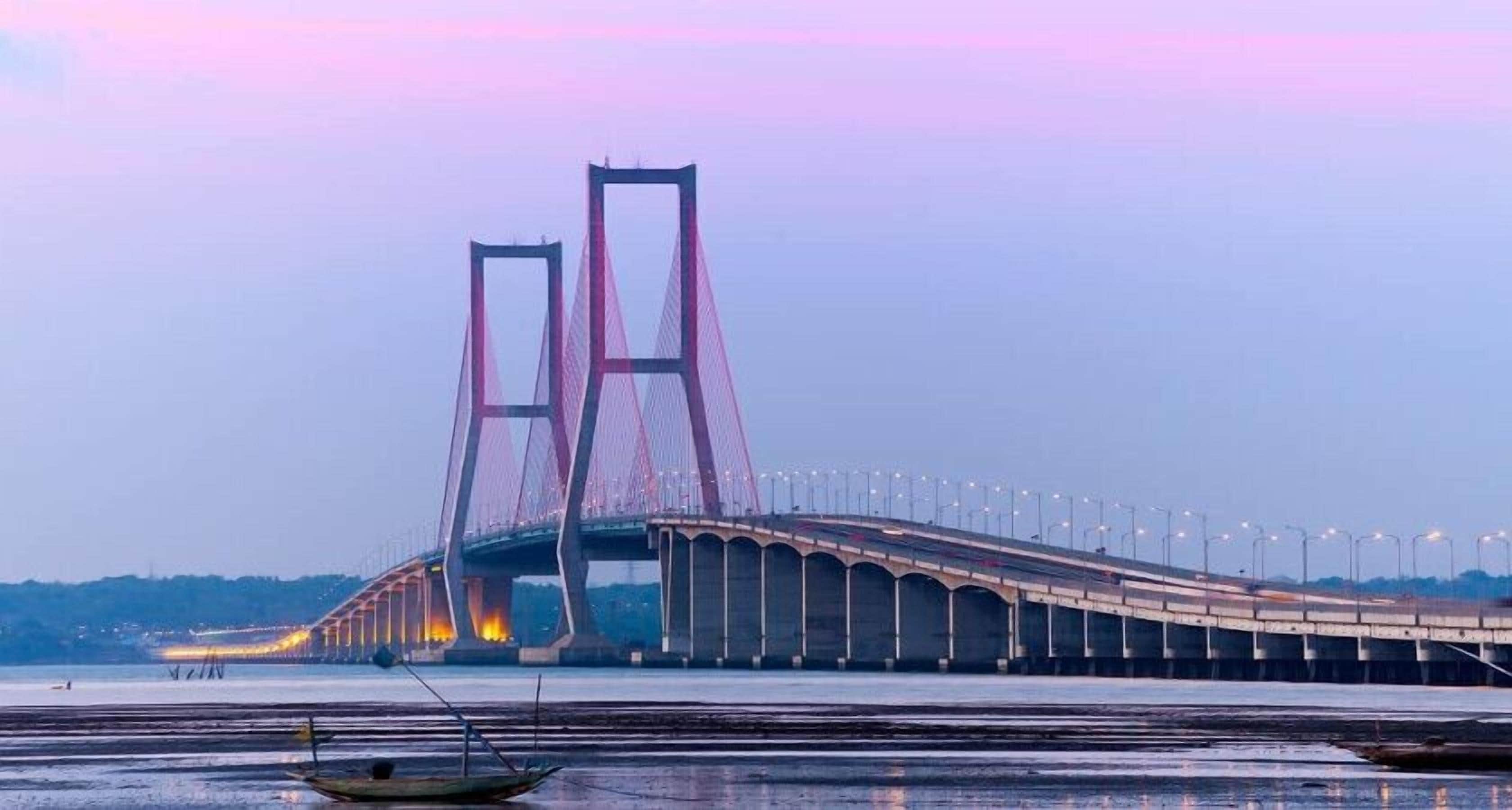 Eine große Hängebrücke mit zwei Türmen und einer langen Streckbrücke.