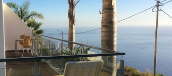 Kaunis talo upealla merinäköalalla saaren aurinkoisessa lounaisosassa