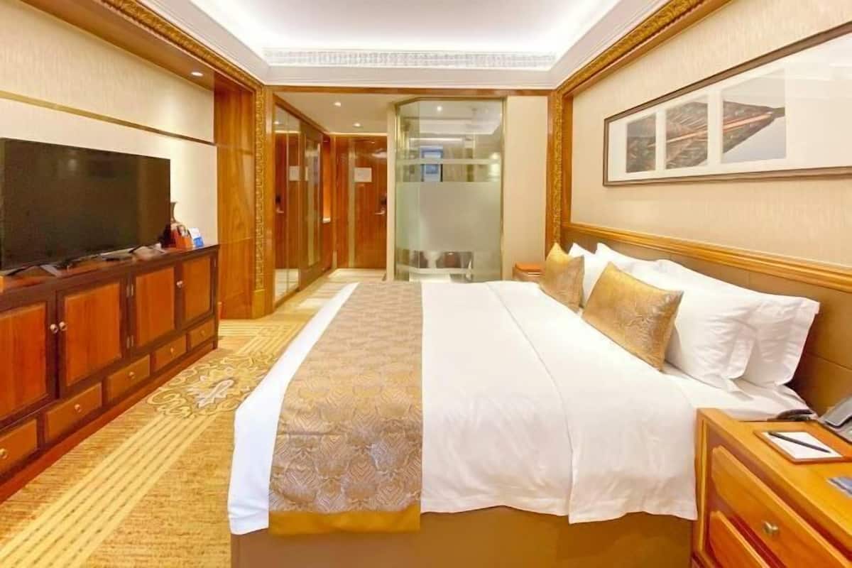 Minibar, caja fuerte, escritorio y cortinas opacas