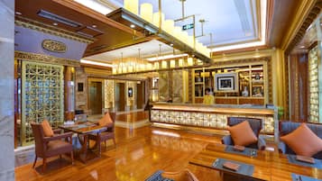 2 nhà hàng, phục vụ bữa sáng