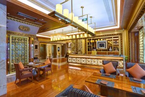 2 restaurantes, se sirve desayuno