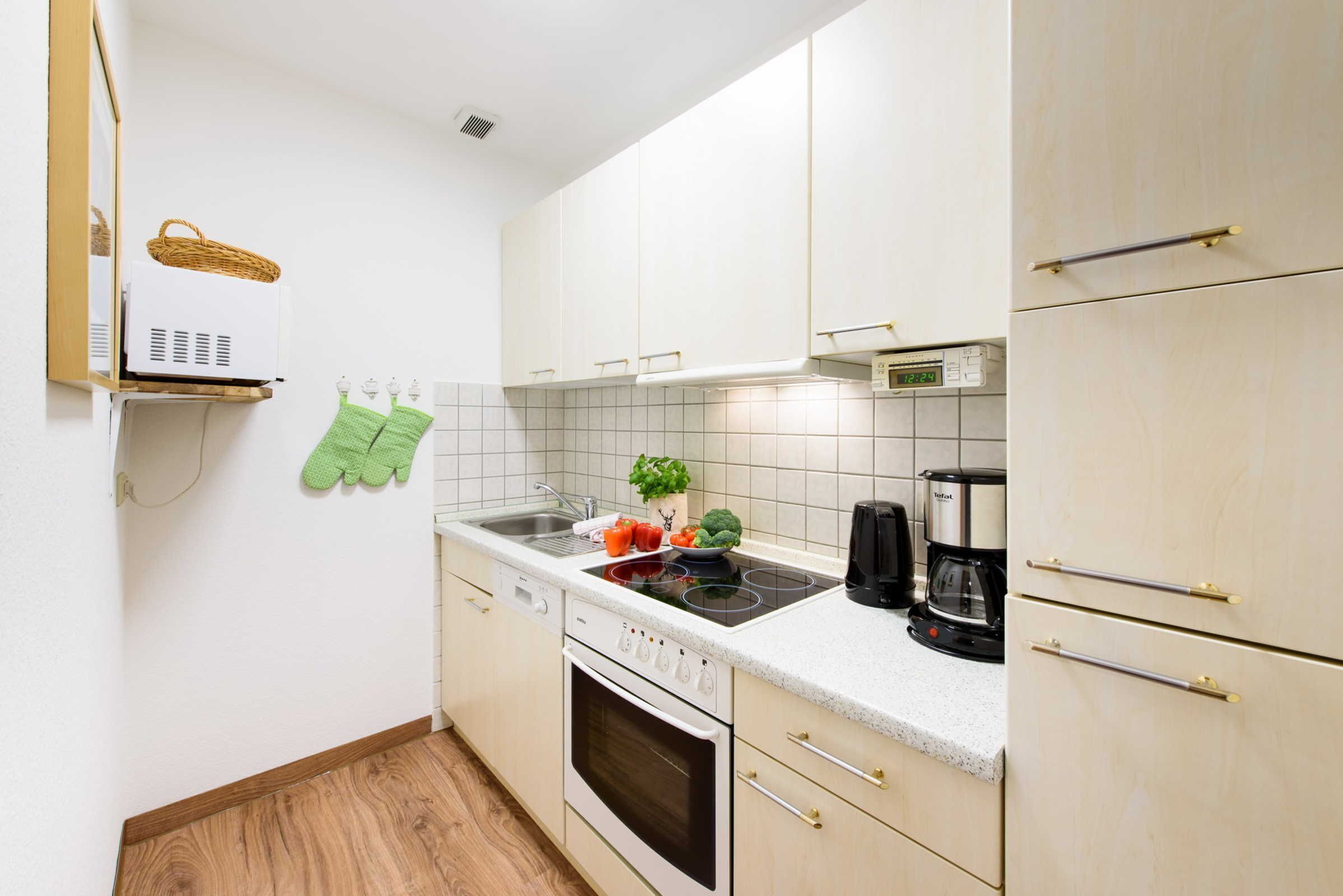 Een koelkast, een magnetron, een oven, een vaatwasser