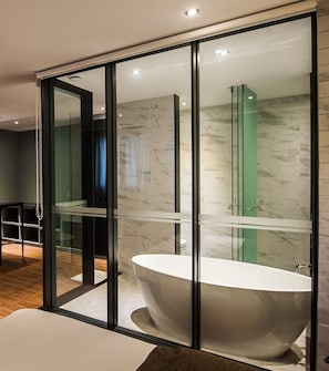 Junior-Suite | Badezimmer | Badewanne und Dusche (separat), Komfortbadewanne, Haartrockner