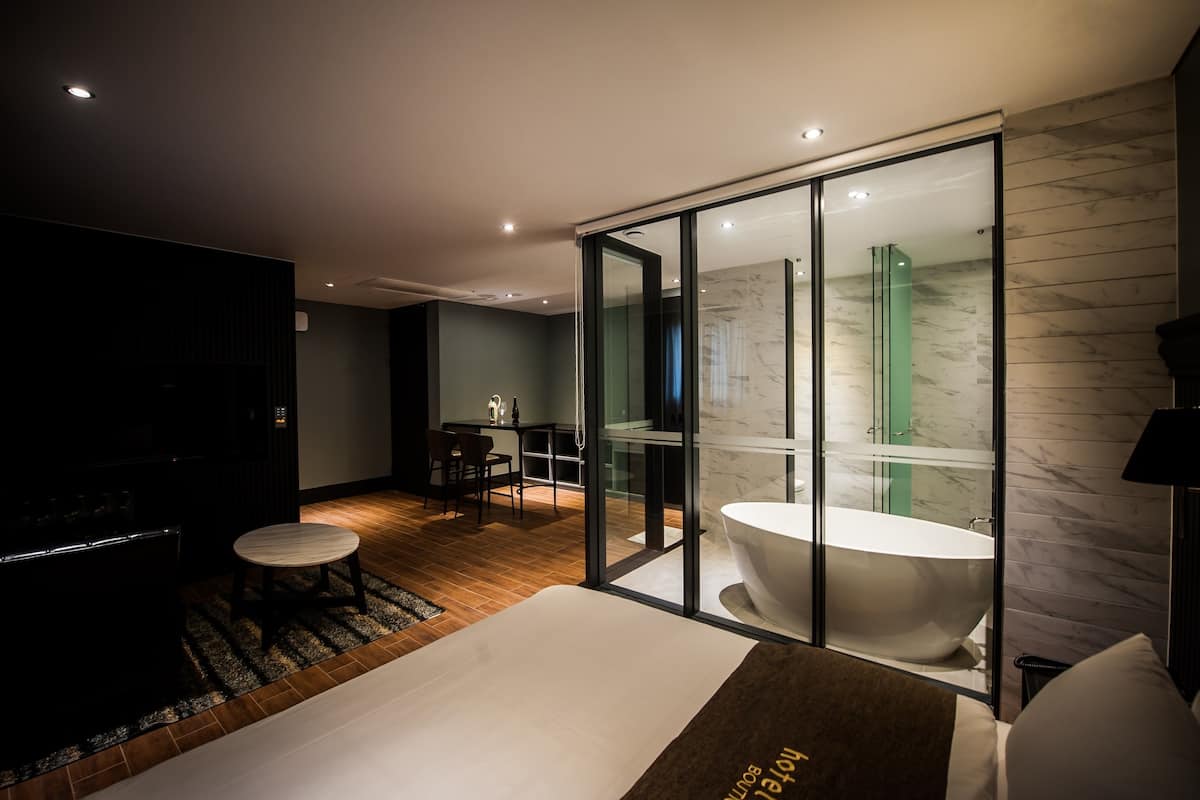 junior suite | 1 bedroom, premium bedding, memory-foam beds, blackout curtains