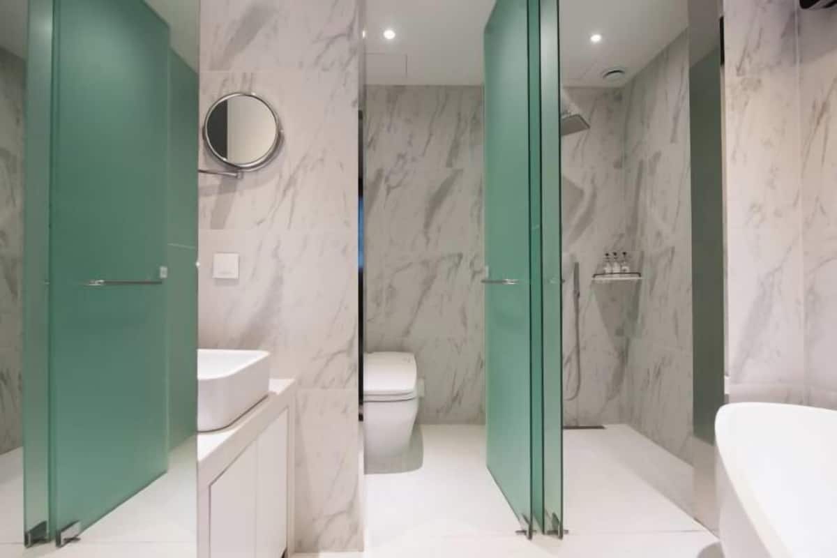 Salle de bain | Baignoire et douche séparées, baignoire profonde, séchoir à cheveux