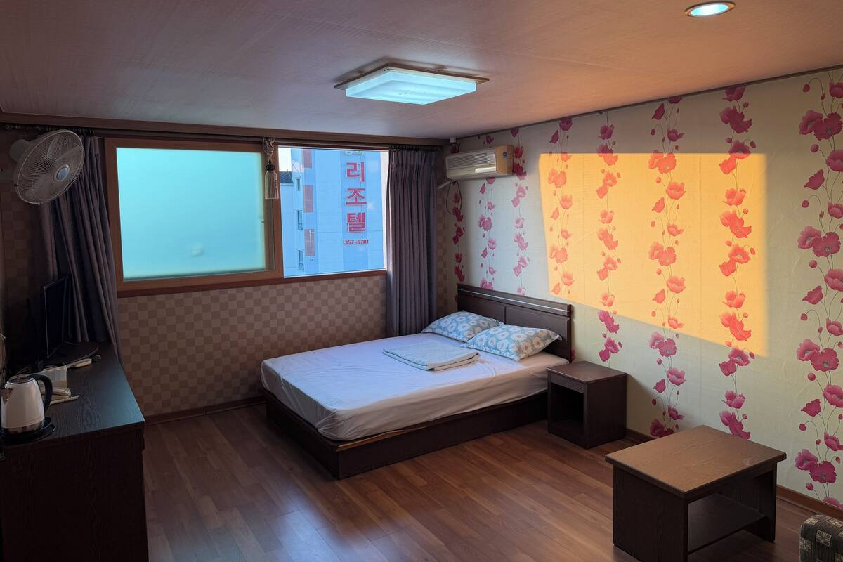 1 bedroom, soundproofing, WiFi (free), bed sheets