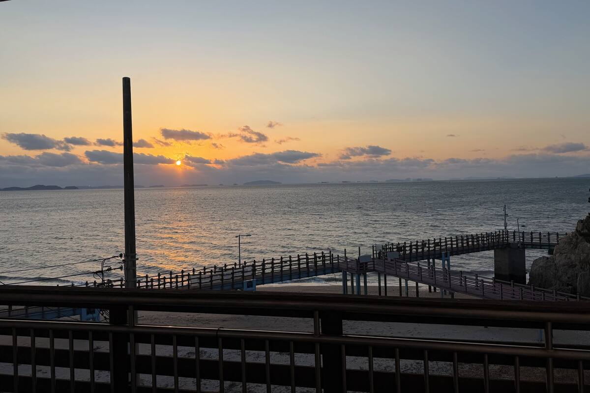Deluxe Room, 1 Queen Bed, Non Smoking, Ocean View | 1 bedroom, soundproofing, WiFi (free), bed sheets