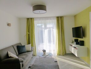 Fernseher, Tischfußball, Tischtennisplatte, Stereoanlage