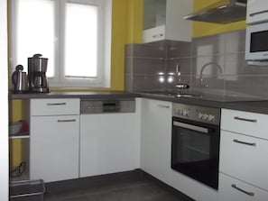 Kühlschrank, Mikrowelle, Ofen, Herdplatte