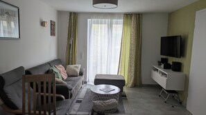 Tv, bordsfotboll, ett bordtennisbord och en stereo