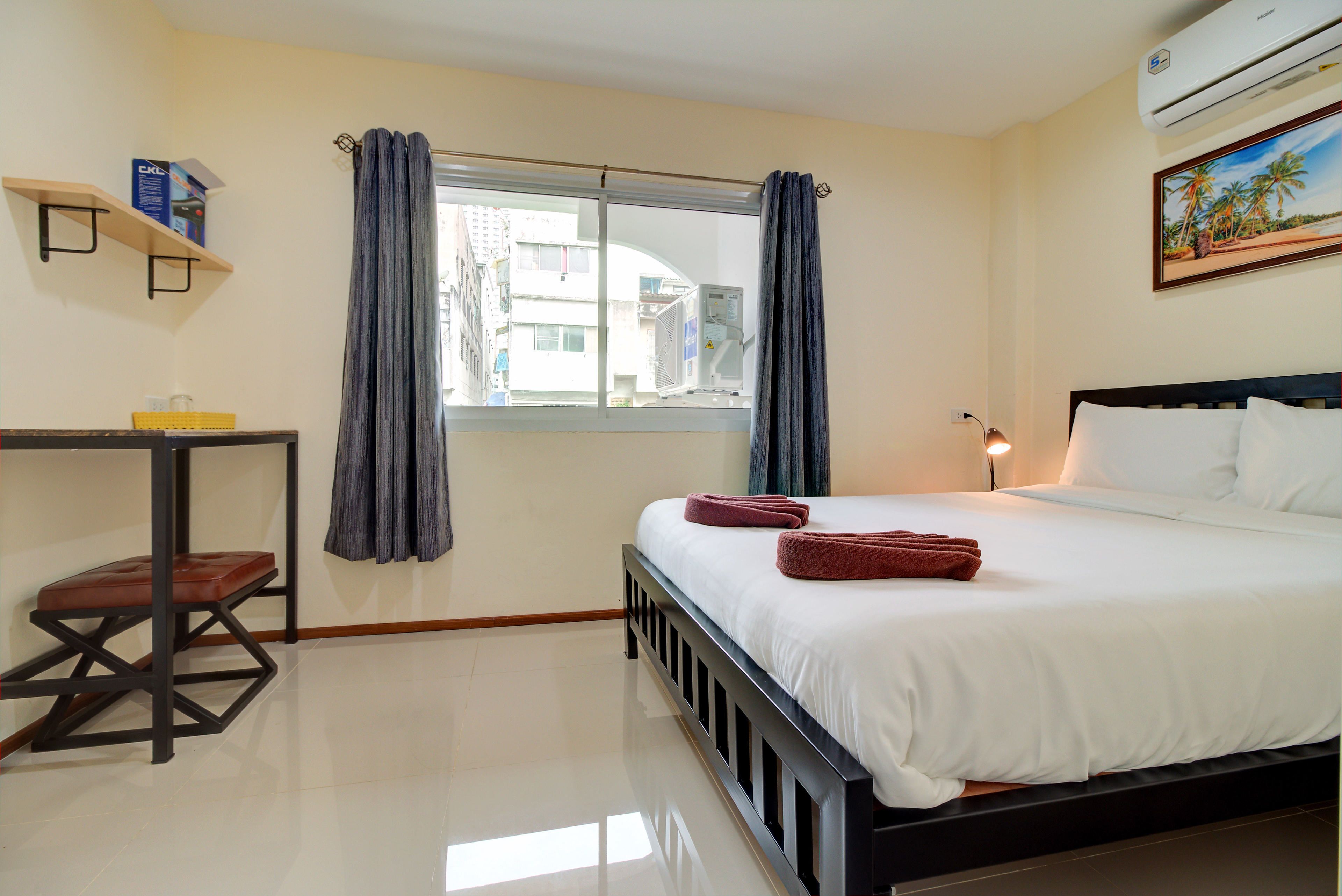 Standard Room with Window | โต๊ะทำงาน, เตารีด/โต๊ะรีดผ้า, Wi-Fi ฟรี