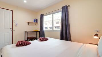 Standard Room with Window | Escritorio, tabla de planchar con plancha, wifi gratis