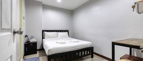 Standard Room without Window (6th Floor) | Skrivebord, strykejern/-brett og wi-fi (inkludert)