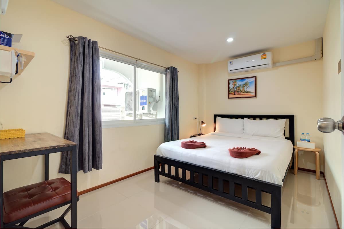 Standard Room with Window | Meja, seterika/papan seterika, Wi-fi percuma