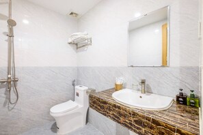 Superior-Vierbettzimmer | Badezimmer | Dusche, Hausschuhe, Bidet, Handtücher