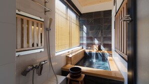 Une salle de bain moderne avec une baignoire en bois, un espace douche et une fenêtre équipée de stores.