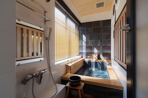 Kolmen hengen huone | Kylpyhuone | Erillinen kylpyamme ja suihku, syvä kylpyamme, ilmaiset hygieniatuotteet