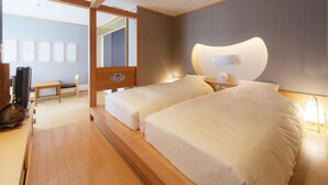 Une chambre d’hôtel avec un lit en bois, un bureau et une chaise.