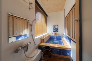 Bañera y ducha independientes, bañera profunda