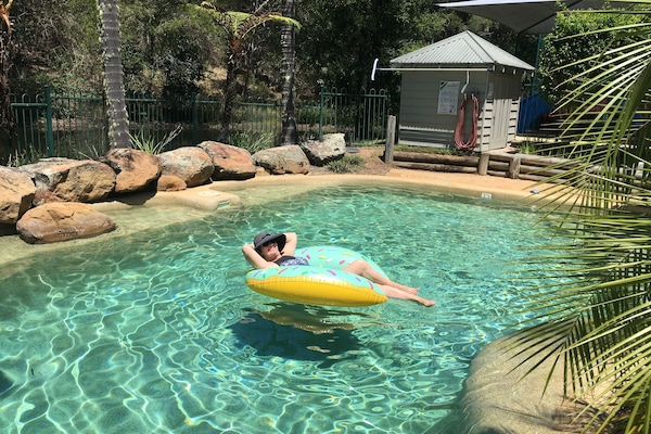 Een buitenzwembad, gratis zwembadcabana's en parasols bij het zwembad