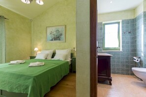 3 chambres, fer et planche à repasser, Wi-Fi, draps fournis
