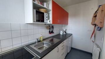 Kühlschrank, Mikrowelle, Ofen, Geschirrspüler