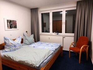 2 bedrooms, travel crib, bed sheets