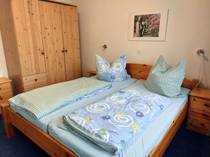 2 Schlafzimmer, Reisekinderbett, Bettwäsche