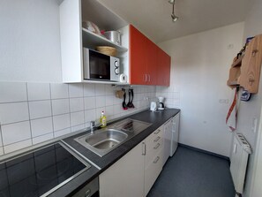 Kühlschrank, Mikrowelle, Ofen, Geschirrspüler