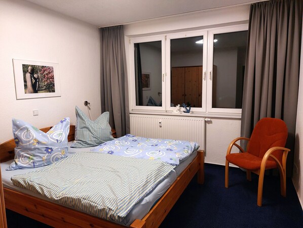 2 habitaciones, cuna de viaje y ropa de cama 