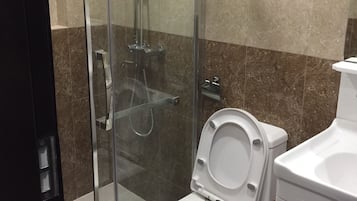 Studio | Bathroom | Shower, free toiletries, hair dryer, slippers