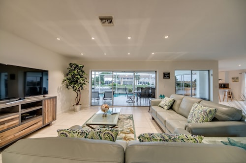 Unelmaloma Floridassa alkaa täällä Villa CASA BIANCAssa Cape Coralissa!