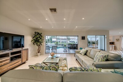 Dream vacation in Florida starts here at Villa CASA BIANCA in Cape Coral!