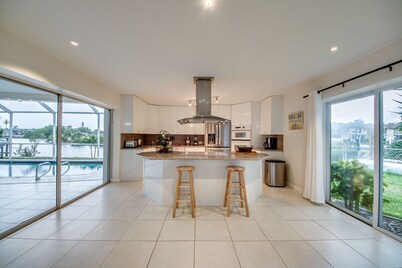 Dream vacation in Florida starts here at Villa CASA BIANCA in Cape Coral!